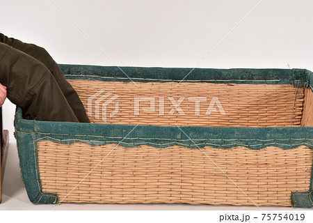 足と柳行李	 75754019