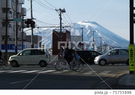 残雪が残る春の岩手山 残雪が残る春の岩手山 75755896