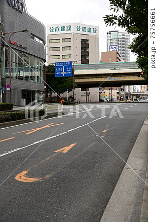 梅田茶屋町の鶴野町交差点 梅田茶屋町の鶴野町交差点 75756661