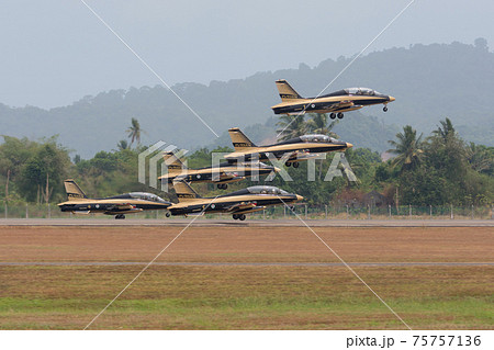 アラブ首長国連邦空軍アル・フルサン編隊離陸 アラブ首長国連邦空軍アル・フルサン編隊離陸 75757136