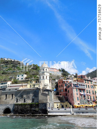 イタリア　チンクエテッレのヴェルナッツァの風景 75758629