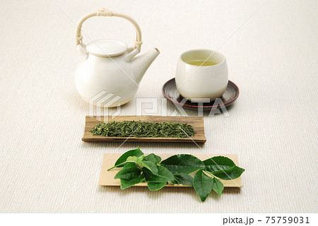 茶葉と急須とお茶 75759031