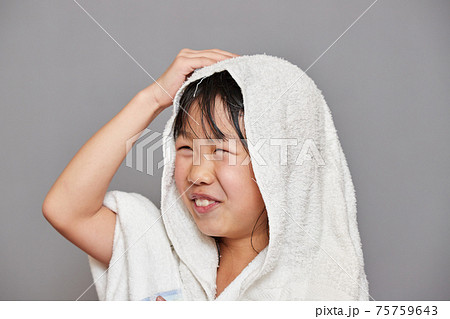 お風呂上がりの可愛い女の子の様子の写真素材