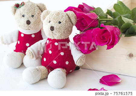 couple teddy bear sitting on wood box with pink rose  75761575