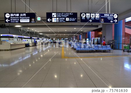 緊急事態宣言で人が消えた関西国際空港のロビー 75761630