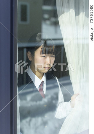 窓から外を見る中学生（外出自粛要請のイメージ） 75761980
