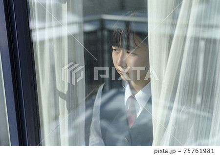 窓から外を見る中学生(外出自粛要請のイメージ) 窓から外を見る中学生(外出自粛要請のイメージ) 75761981