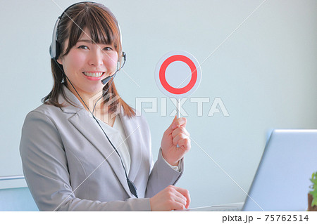 〇のプレートを掲げるオペレーター女性 〇のプレートを掲げるオペレーター女性 75762514