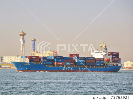 夢洲コンテナターミナルから離岸して大阪港を出港するコンテナ船 夢洲コンテナターミナルから離岸して大阪港を出港するコンテナ船 75762922