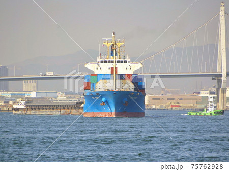 夢洲コンテナターミナルから離岸して大阪港を出港するコンテナ船　 75762928