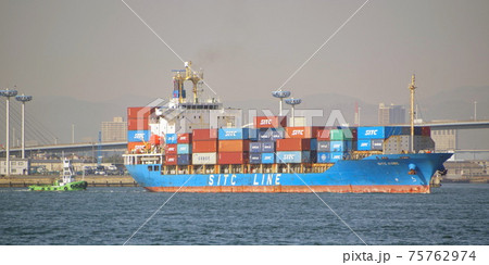 夢洲コンテナターミナルから離岸して大阪港を出港するコンテナ船　 75762974