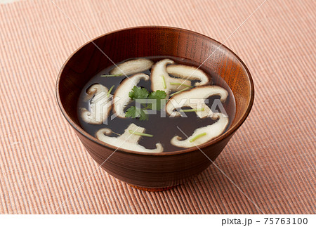 しいたけの澄まし汁 しいたけの澄まし汁 75763100