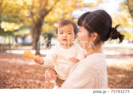 秋の公園で遊ぶ赤ちゃんとママ 秋の公園で遊ぶ赤ちゃんとママ 75763275