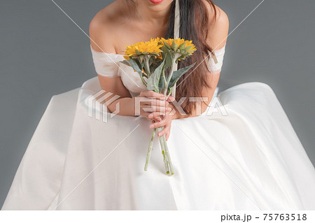 ウェディングフォト 純白のウェディングドレスを着た新婦 顔なしの写真素材 ウェディングフォト 純白のウェディングドレスを着た新婦 顔なしの写真素材