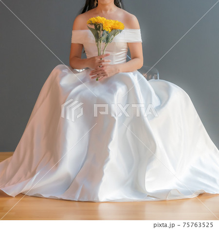 【ウェディングフォト】純白のウェディングドレスを着た新婦と花束 顔なし 【ウェディングフォト】純白のウェディングドレスを着た新婦と花束 顔なし 75763525