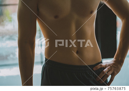腹筋を鍛える男性 75763875