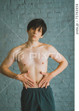 腹筋に不満 腹筋に不満 75763958