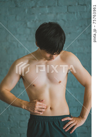 腹筋に不満 75763961
