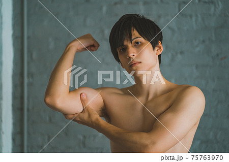腕の筋肉を触る男性 腕の筋肉を触る男性 75763970