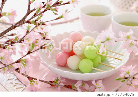 手作りお花見団子　おうちでお花見　ティータイム 75764078