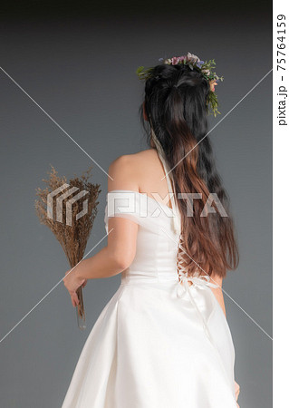 【ウェディングフォト】純白のウェディングドレスを着た新婦のダンス　背中 75764159