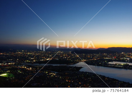 香川県 屋島から高松市街の夜景を望む 香川県 屋島から高松市街の夜景を望む 75764184
