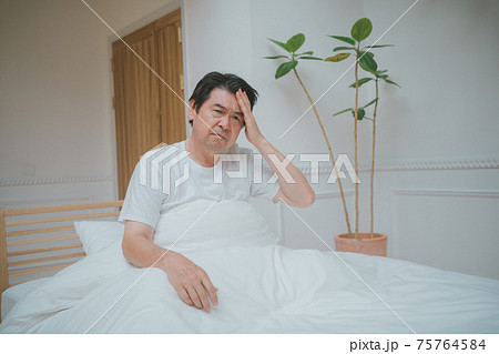 寝起き　頭痛　60代 75764584