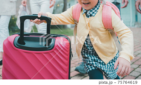 実家に帰省する孫 75764619