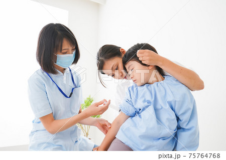 予防接種をする小さな男の子 予防接種をする小さな男の子 75764768