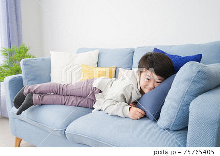 部屋で遊ぶ小さな男の子 部屋で遊ぶ小さな男の子 75765405