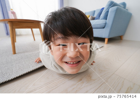 部屋で遊ぶ小さな男の子 75765414