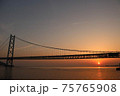 明石海峡大橋の夕日 75765908