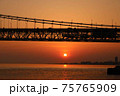明石海峡大橋の夕日 75765909