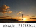 明石海峡大橋の夕日 75765911