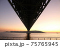明石海峡大橋の夕日 75765945
