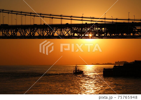 明石海峡大橋の夕日 75765948
