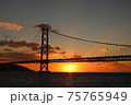 明石海峡大橋の夕日 75765949