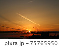 明石海峡大橋の夕日 75765950