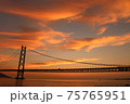明石海峡大橋の夕日 75765951