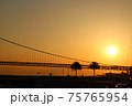 明石海峡大橋の夕日 75765954