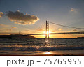 明石海峡大橋の夕日 75765955