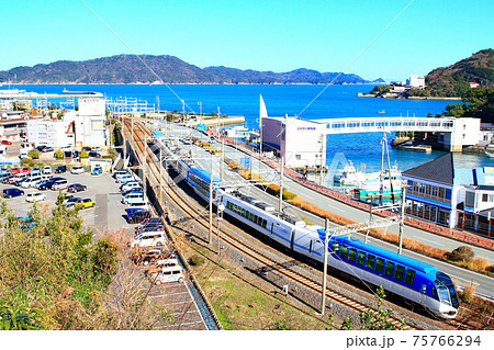 三重県、鳥羽市と近鉄特急しまかぜの風景 75766294