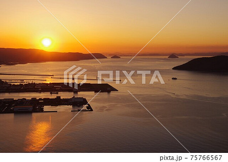 香川県　屋島から夕陽を望む 75766567