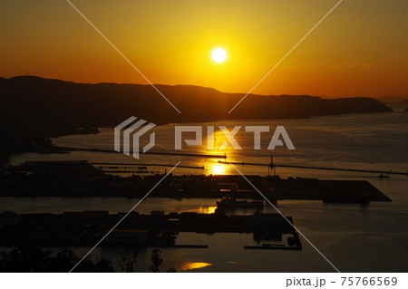 香川県　屋島から夕陽を望む 75766569