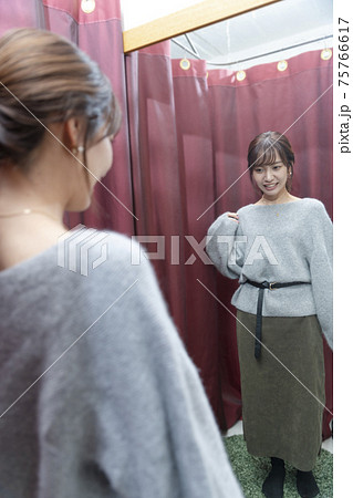 試着室　女性 75766617