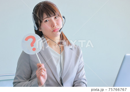 ?のプレートを掲げるオペレーター女性 ?のプレートを掲げるオペレーター女性 75766767