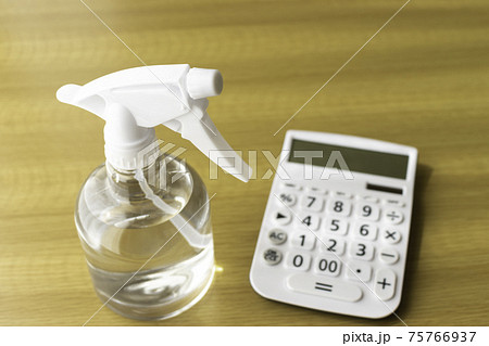 計算機をアルコール消毒するイメージ 計算機をアルコール消毒するイメージ 75766937