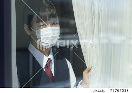 窓から外を見る中学生（外出自粛要請のイメージ） 75767053