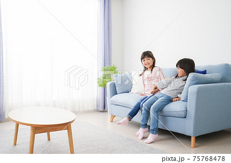 お家で仲良く遊ぶ女の子たち 75768478