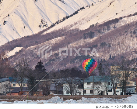 冬の白馬村に熱気球係留 75769088